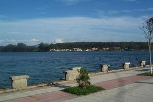 Paseo marítimo de O Grove con A Toxa al fondo. Foto: Reservas de Coches (CC BY 2.0, Wikimedia Commons)
