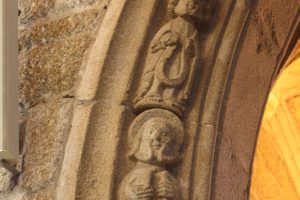 Arco del siglo XVI con los apóstoles. Foto: P.Lameiro (CC BY-SA 4.0, Wikimedia Commons)