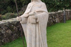 Santiago peregrino ante la iglesia de San Vicente. Foto: Lameiro (CC BY-SA 4.0, Wikimedia Commons)